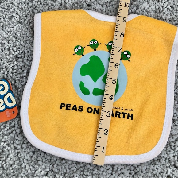 David & Goliath Baby Toddler Bib PEAS ON EARTH Unisex, NWT - Picture 6 of 7